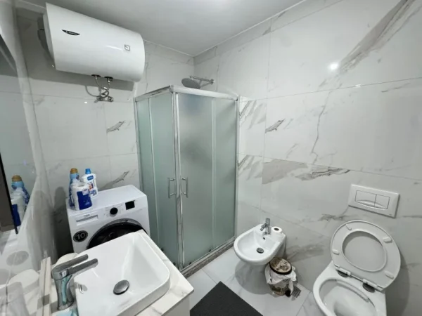 Tirane, jepet me qera apartament 2+1 Kati 1, 100 m² 650 € (ish fusha aviacionit)