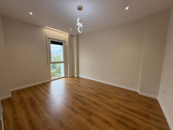 Tirane, shes apartament 2+1+Ballkon , 119 m² 185.000 € 