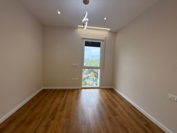 Tirane, shes apartament 2+1+Ballkon , 119 m² 185.000 € 