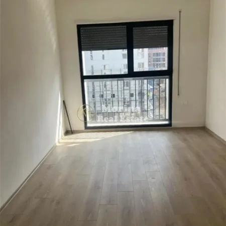 Tirane, jepet me qera ambjent biznesi Kati 1, 55 m² 650 €