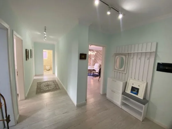 Tirane, jepet me qera apartament 2+1+Ballkon Kati 3, 1.700 € 