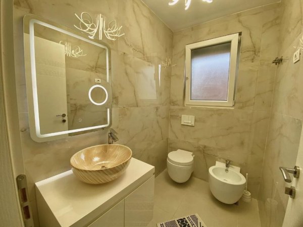 Tirane, jepet me qera apartament 2+1+Ballkon Kati 3, 1.700 € 