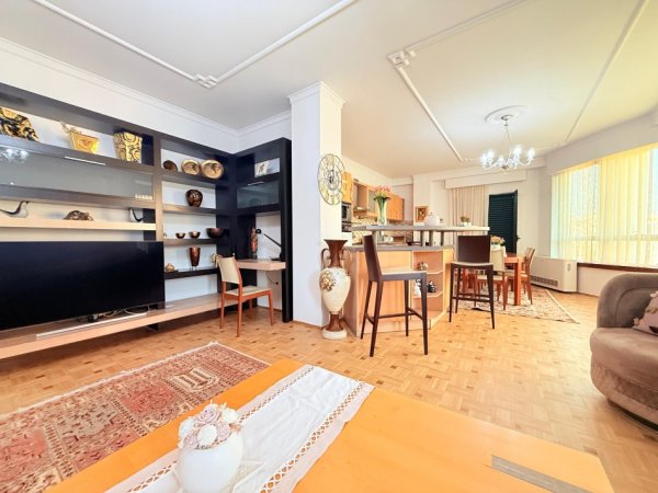 Tirane, jepet me qera apartament 3+1 Kati 5, 120 m² 2.100 € (Rruga e Elbasanit | Tek Ambasada Amerikane)