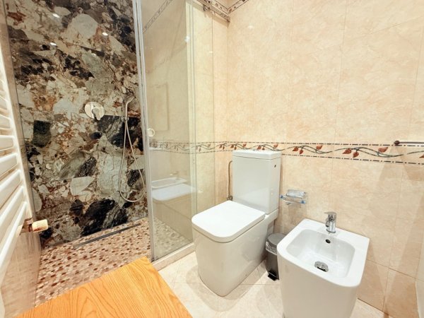 Tirane, jepet me qera apartament 3+1 Kati 5, 120 m² 2.100 € (Rruga e Elbasanit | Tek Ambasada Amerikane)