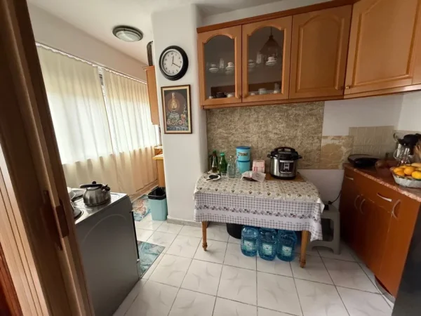 Tirane, shitet apartament 2+1 Kati 3, 75 m² 210.000 € (RRUGA E KAVAJES)