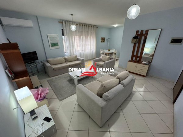 Tirane, jepet me qera apartament 2+1 , 115 m² 700 € (Rruga e Barrikadave)