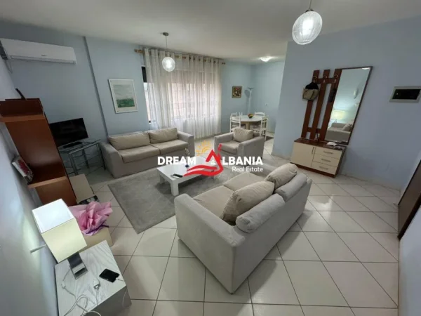 Tirane, jepet me qera apartament 2+1 , 115 m² 700 € (Rruga e Barrikadave)