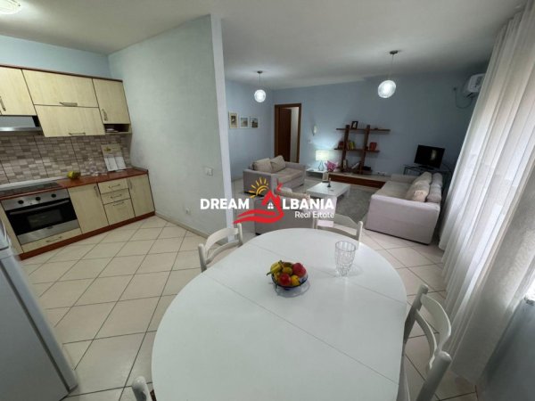 Tirane, jepet me qera apartament 2+1 , 115 m² 700 € (Rruga e Barrikadave)