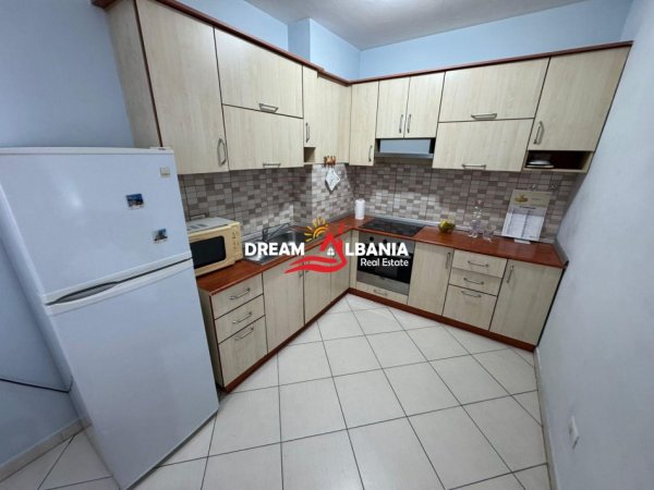 Tirane, jepet me qera apartament 2+1 , 115 m² 700 € (Rruga e Barrikadave)