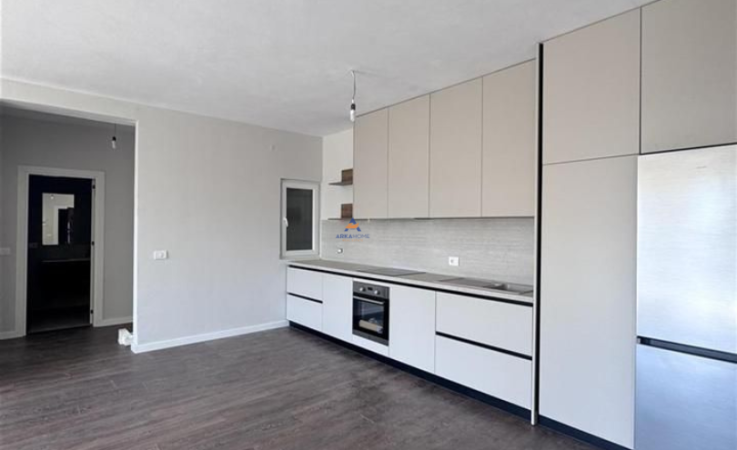 Tirane, jepet me qera apartament 2+1+Ballkon Kati 2, 125 m² 650 € (NDODHET PRANE NATIONAL PARK, BULEVARDI I RI)