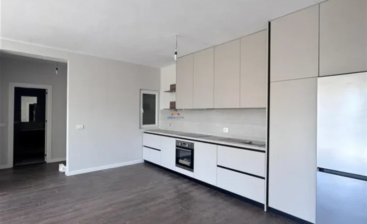 Tirane, jepet me qera apartament 2+1+Ballkon Kati 2, 125 m² 650 € (NDODHET PRANE NATIONAL PARK, BULEVARDI I RI)