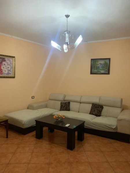 Tirane, jepet me qera 1+1 , 600 €