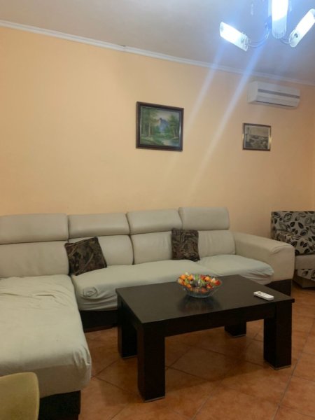 Tirane, jepet me qera 1+1 , 600 €