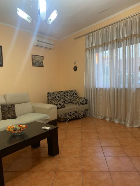 Tirane, jepet me qera 1+1 , 600 €