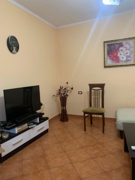 Tirane, jepet me qera 1+1 , 600 €