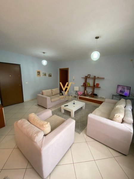 Tirane, jepet me qera apartament 2+1+Ballkon Kati 9, 115 m² 700 € (RRUGA E BARRIKADAVE)