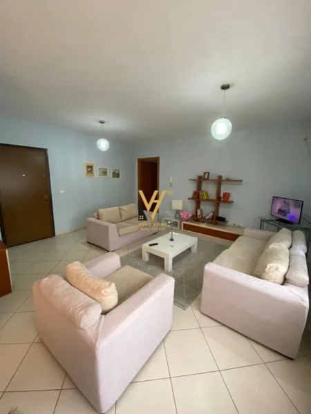 Tirane, jepet me qera apartament 2+1+Ballkon Kati 9, 115 m² 700 € (RRUGA E BARRIKADAVE)