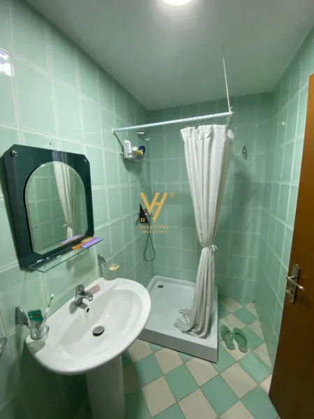 Tirane, jepet me qera apartament 2+1+Ballkon Kati 9, 115 m² 700 € (RRUGA E BARRIKADAVE)