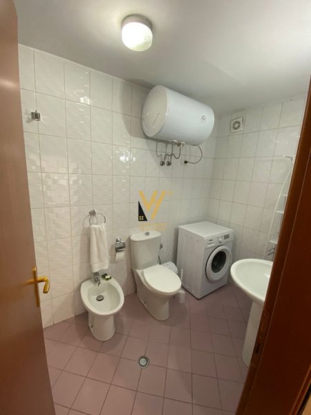 Tirane, jepet me qera apartament 2+1+Ballkon Kati 9, 115 m² 700 € (RRUGA E BARRIKADAVE)