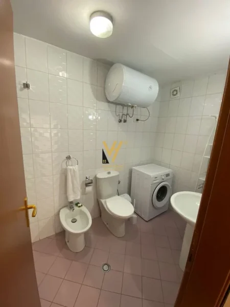 Tirane, jepet me qera apartament 2+1+Ballkon Kati 9, 115 m² 700 € (RRUGA E BARRIKADAVE)