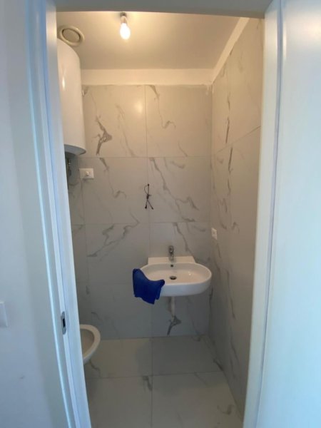 Tirane, jepet me qera ambjent biznesi Kati 1, 22 m² 250 € (Rruga. Jordan Misja)