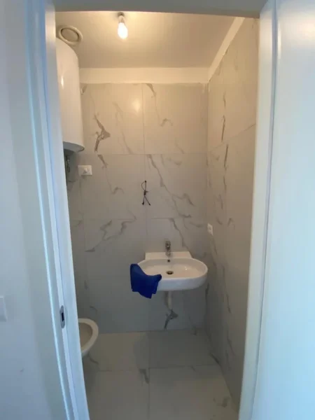 Tirane, jepet me qera ambjent biznesi Kati 1, 22 m² 250 € (Rruga. Jordan Misja)