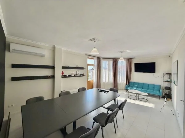 Tirane, jepet me qera zyre Kati 2, 150 m² 650 € (ALI DEMI)