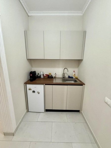Tirane, jepet me qera zyre Kati 2, 150 m² 650 € (ALI DEMI)