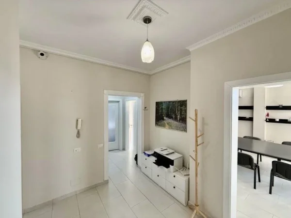 Tirane, jepet me qera zyre Kati 2, 150 m² 650 € (ALI DEMI)