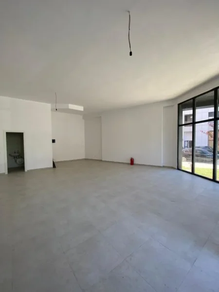 Tirane, jepet me qera ambjent biznesi Kati 0, 84 m² 800 € (Rruga.Jordan Misja)