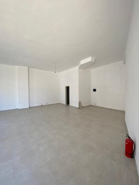 Tirane, jepet me qera ambjent biznesi Kati 0, 84 m² 800 € (Rruga.Jordan Misja)