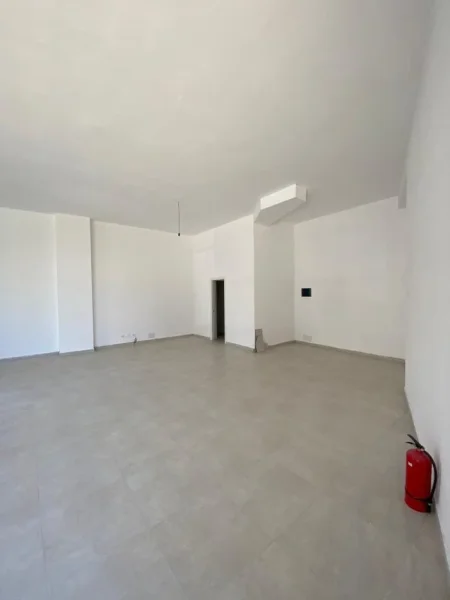 Tirane, jepet me qera ambjent biznesi Kati 0, 84 m² 800 € (Rruga.Jordan Misja)