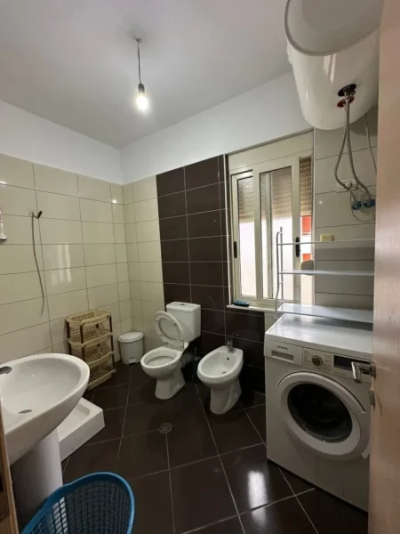 Tirane, jepet me qera apartament 2+1+Ballkon Kati 7, 75 m² 400 € (astir)