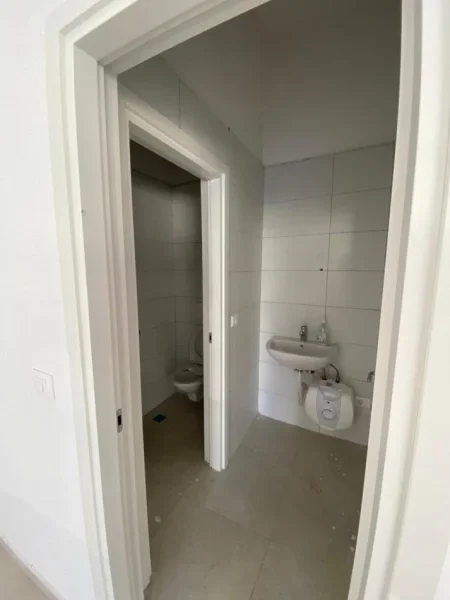 Tirane, jepet me qera ambjent biznesi Kati 0, 84 m² 800 € (Rruga.Jordan Misja)