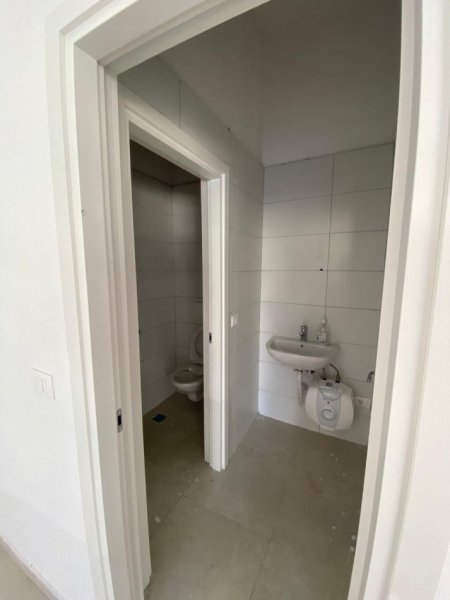 Tirane, jepet me qera ambjent biznesi Kati 0, 84 m² 800 € (Rruga.Jordan Misja)