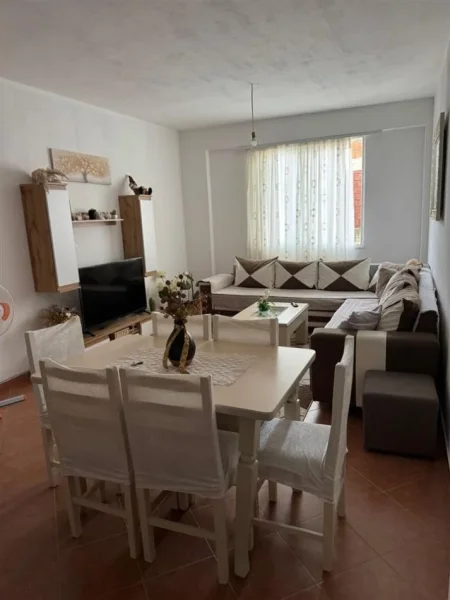 Tirane, jepet me qera apartament 2+1 Kati 1, 90 m² 420 € (fresku)