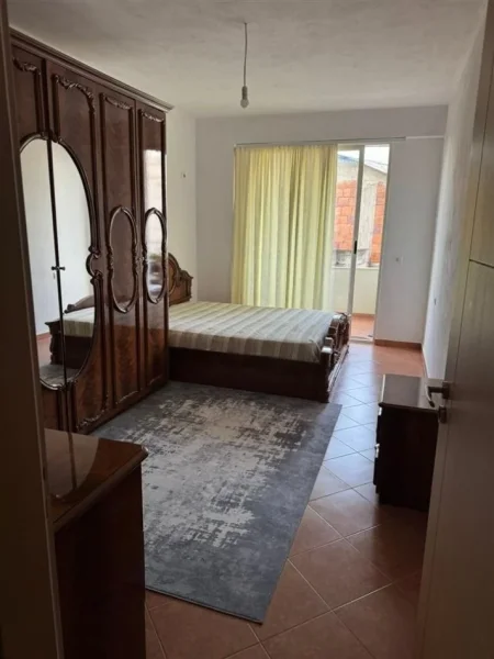 Tirane, jepet me qera apartament 2+1 Kati 1, 90 m² 420 € (fresku)