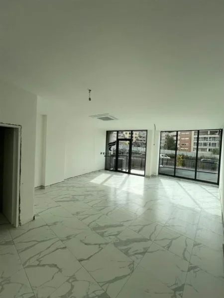 Tirane, jepet me qera zyre Kati 1, 63 m² 1.000 € (LAKE VIEW)