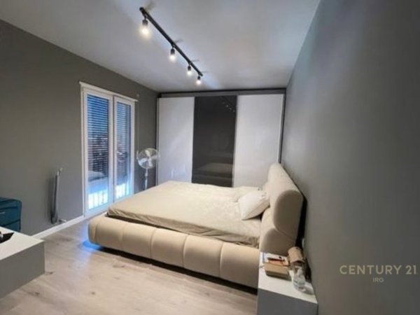 Tirane, shitet apartament 1+1 Kati 8, 77 m² 175.000 € (Brraka)