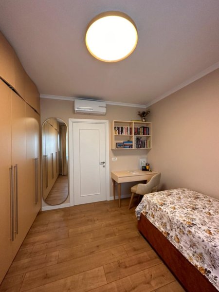 Tirane, jepet me qera apartament 3+1 Kati 5, 130 m² 1.100 € (Pran gener 2)