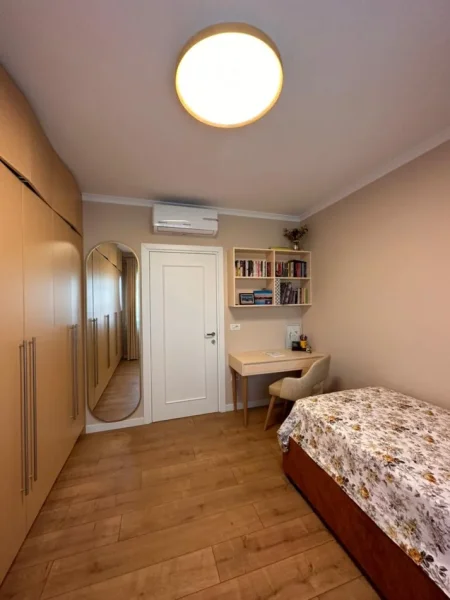 Tirane, jepet me qera apartament 3+1 Kati 5, 130 m² 1.100 € (Pran gener 2)