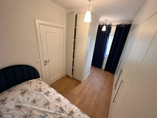 Tirane, jepet me qera apartament 3+1 Kati 5, 130 m² 1.100 € (Pran gener 2)