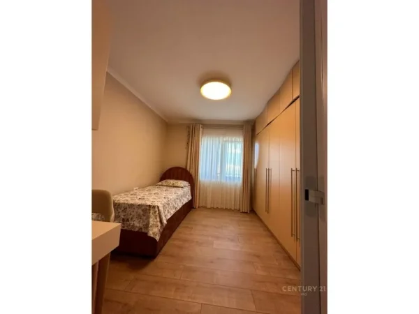 Tirane, jepet me qera apartament 3+1+Ballkon Kati 5, 125 m² 1.100 € (Jordan Misja)