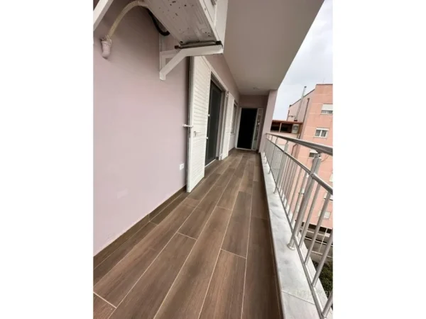 Tirane, jepet me qera apartament 3+1+Ballkon Kati 5, 125 m² 1.100 € (Jordan Misja)