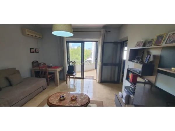 Tirane, shitet apartament 1+1 Kati 4, 54 m² 99.000 € (Xhamlliku)