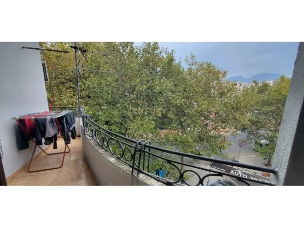 Tirane, shitet apartament 1+1 Kati 4, 54 m² 99.000 € (Xhamlliku)
