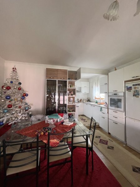 Tirane, jepet me qera apartament 2+1+Ballkon Kati 2, 100 m² 350 € (Selite)