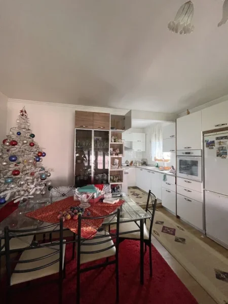 Tirane, jepet me qera apartament 2+1+Ballkon Kati 2, 100 m² 350 € (Selite)