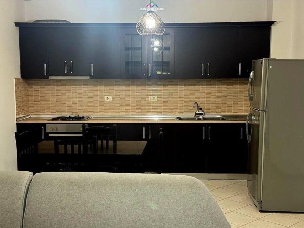 Tirane, jepet me qera apartament 2+1 Kati 8, 110 m² 500 € (mikel maruli)