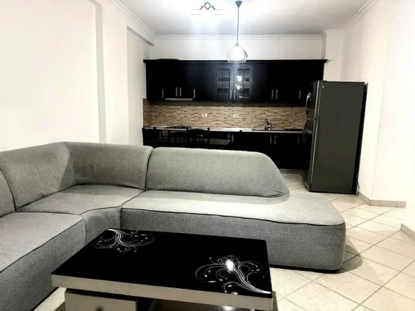 Tirane, jepet me qera apartament 2+1 Kati 8, 110 m² 500 € (mikel maruli)